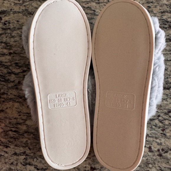NWT Faux Fur Slippers Size 9-10 Grey-Silver - Picture 3 of 7